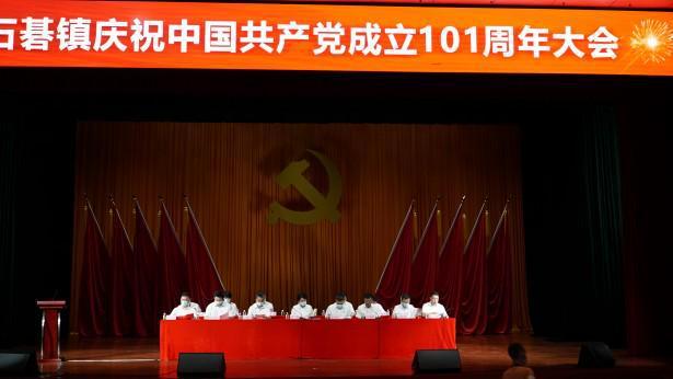 苹果涨超1%,市值重回3万亿美元,再次登顶全球第一!纳指100ETF(159660)连续两日大幅放量,最新溢价超1%